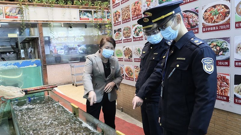 在挑选坚果炒货礼盒时，消费者应关注以下几个方面：